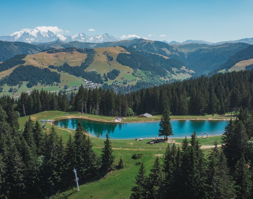 Photo au drone du plan d'eau du Lachat avec le mont Blanc en fond