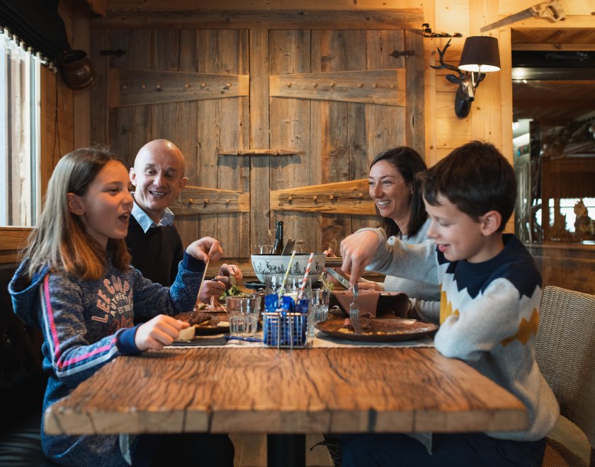 Une famille mange une fondue dans un restaurant