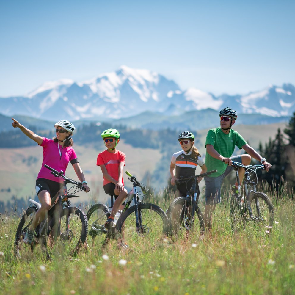 Une famille à l'arret sur leur vélos avec en arrière plan le mont Blanc