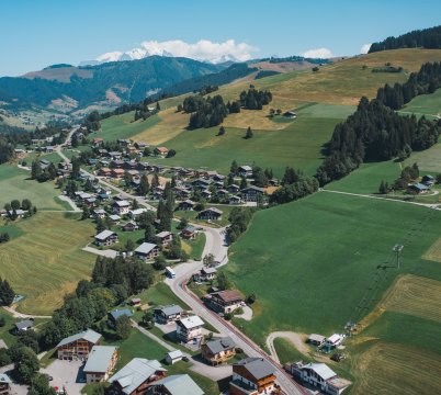 Village de Crest-Voland vu du ciel durant une journée de soleil l'été